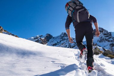 Valsassina Alplerinde kış yürüyüşü