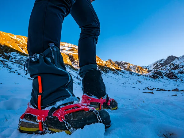 雪の上のトレッキングブーツのクローズアップ — ストック写真