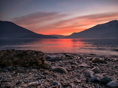Kışın Como Gölü 'nde gün batımı