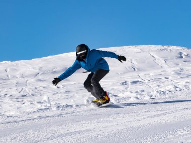 Kayak pistinde snowboardcu