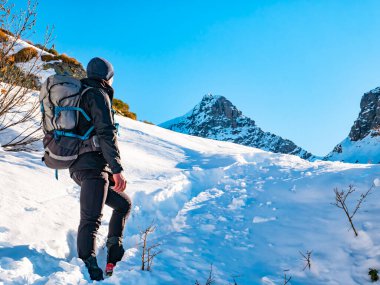 Valsassina Alplerinde kış yürüyüşü