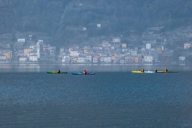 Como Gölü 'ndeki kano grubu.