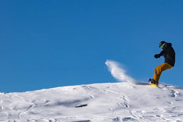 Yokuşta Bir Snowboardcunun Yakın Çekimi — Stok fotoğraf