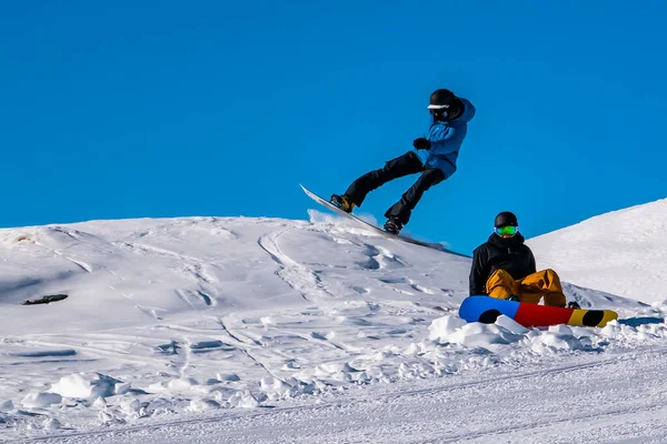 Snowboarder Hang Der Alpen — Stockfoto