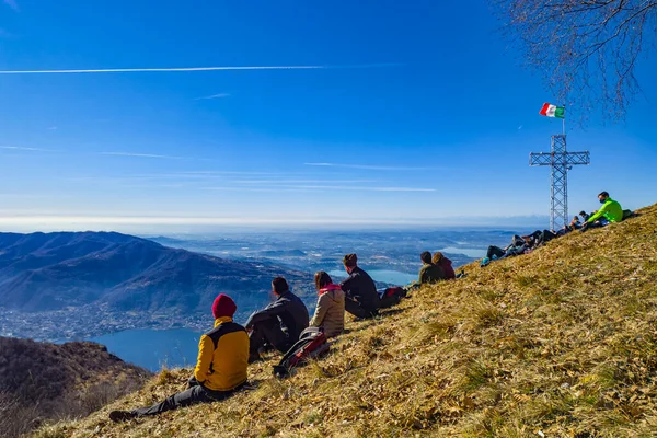 Como Gölü Alpleri 'ndeki gezi grubu.