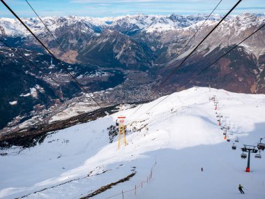 Bormio 'nun kayak yamaçlarındaki teleferik.