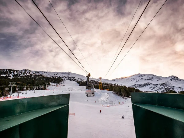 Bormio (İtalya) 01 / 02 / 2022: Milano - Cortina Olimpiyatları 'nın 2026 yılındaki ana mekanlarından biri olan Bormio' nun teleferiğinin ayrıntıları