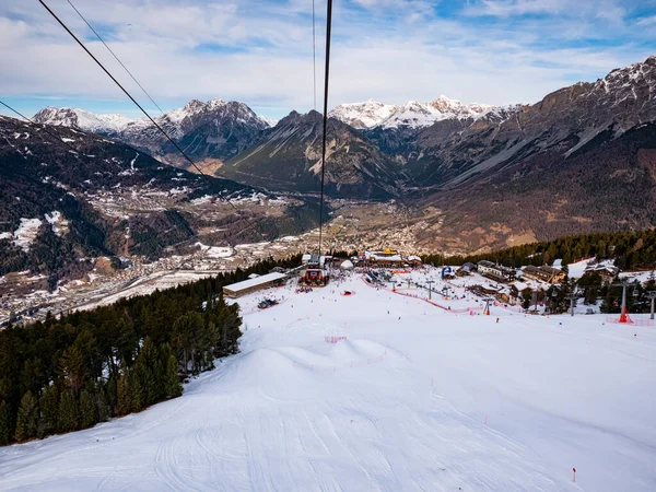 Bormio 'nun kayak yamaçlarındaki teleferik.