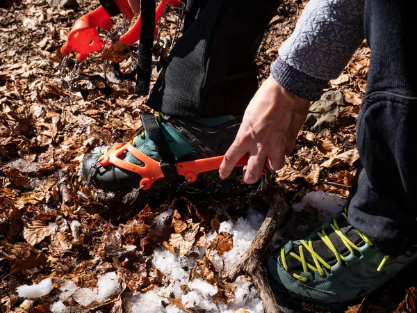 Close Botas Trekking Crampons — Fotografia de Stock