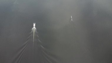 Yukarıdan görülen tekne sahnesi