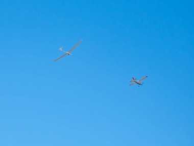 Planör uçağı kalkış sırasında uçuyor.