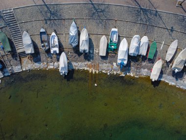 Bağlı tekneleri olan bir rıhtımın havadan görüntüsü.