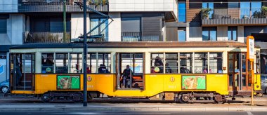 Milano (İtalya) 03 / 23 / 2022: Tramway, şehrin taşınmasının historik bir yoludur. Şehir yaşamında yaşayanlar ve turistler tarafından en bilinen sembollerinden biriyle şehri ziyaret edebilmek için kullanıldım.