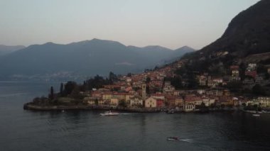 Torno manzarası Como Gölü 'nde bir köy.