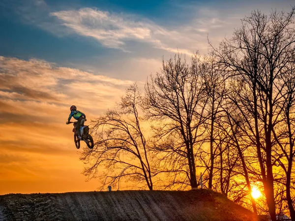 Adegan Motocross Saat Matahari Terbenam — Stok Foto