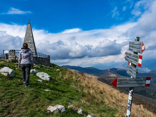Trekingová Scéna Italských Alpách Jezera Como Šipky Ukazují Směr Cest — Stock fotografie
