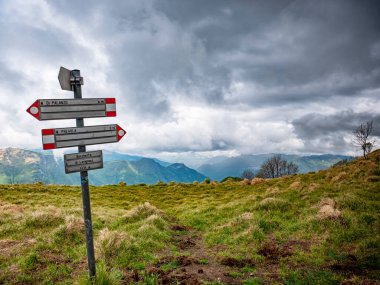 Como Gölü 'nün Alplerinde yol işaretleri