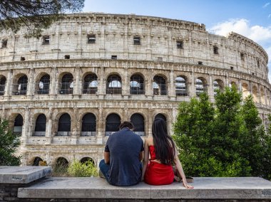 Kolezyum önünde Roma 'da turistler