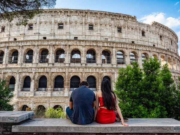 罗马的游客在竞技场前面 — 图库照片