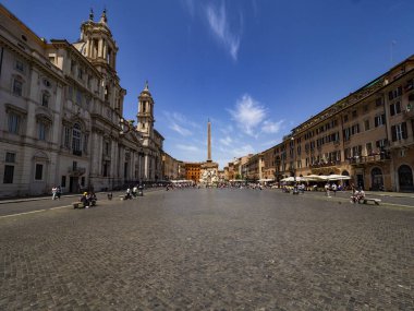 Roma 24-05-2022: Navona Meydanı şehrin en güzel ve ziyaret edilen meydanlarından biridir. Aynı zamanda resimlerini satan sanatçıların bulunduğu bir yer.