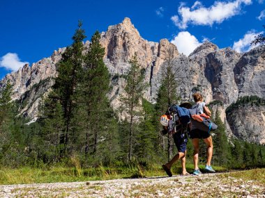 Dolomitlerde gezinti sahnesi