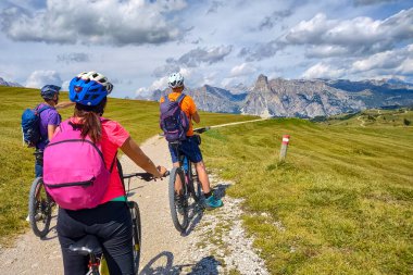 Dolomitlerdeki bir patikada bisikletçiler