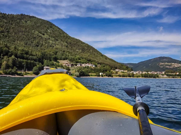 Κανό Στη Λίμνη Piazze Στο Trentino — Φωτογραφία Αρχείου