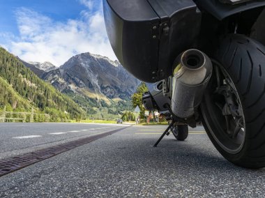 İsviçre 'de bir Alp yolunda motosiklet