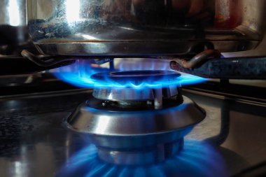 Alevli gaz ocağı yakın plan