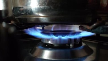 Alevli gaz ocağı yakın plan