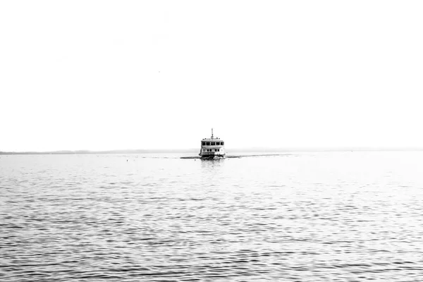 가르다 호수에 선박들 — 스톡 사진