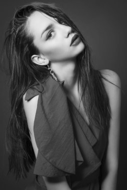 uzun saçlı genç ve çekici kız fotoğrafı