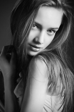 gülümseyen kadın. siyah beyaz portre