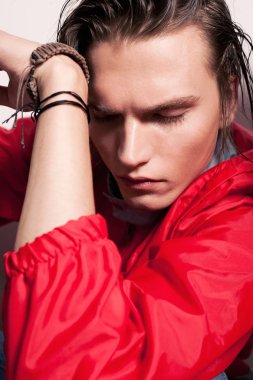 eli yüzü ve kapalı gözler yakın olan genç adam