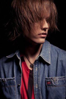 yakışıklı adam uzakta arıyorum moda saç modeli ile