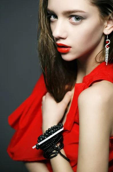 Mujer con maquillaje brillante, joyas y vestido rojo —  Fotos de Stock