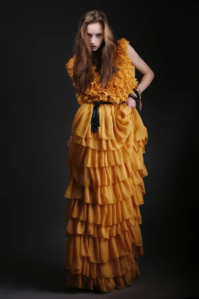 黄色のドレスのきれいな女性。完全な長さの写真 — ストック写真