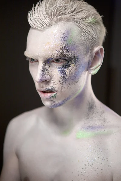 Mladý pohledný muž s kreativní make-up — Stock fotografie