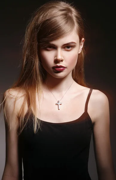 Beatifull young woman in black top looking at camera — Stock Photo, Image