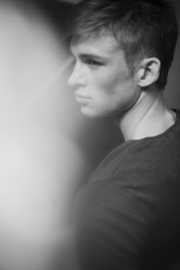 genç bir erkek uzağa bakıyor. siyah beyaz portre