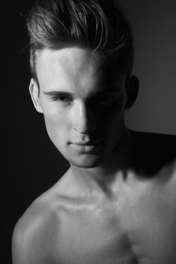 yakışıklı bir delikanlı. siyah beyaz portre