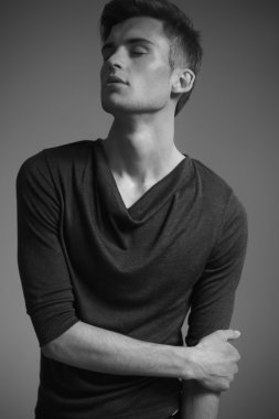 Gözlerin kapalı olan genç adam. siyah beyaz fotoğraf