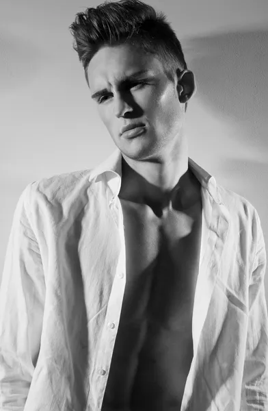 Hombre guapo con peinado de moda. Foto en blanco y negro — Foto de Stock