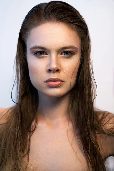 Beautiful woman with wet hair looking at camera — Stock Photo, Image