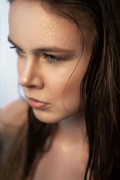 Woman with wet hair looking away — Stock Photo, Image