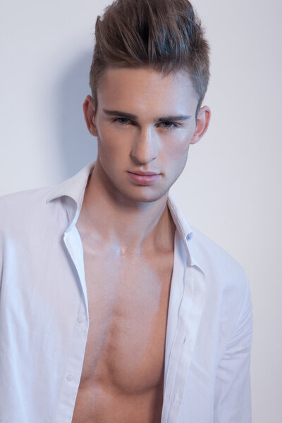 молодой элегантный человек