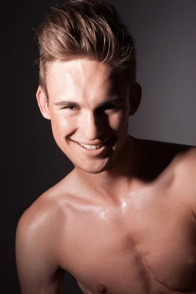 Sorrindo jovem cara olhando para a câmera — Fotografia de Stock