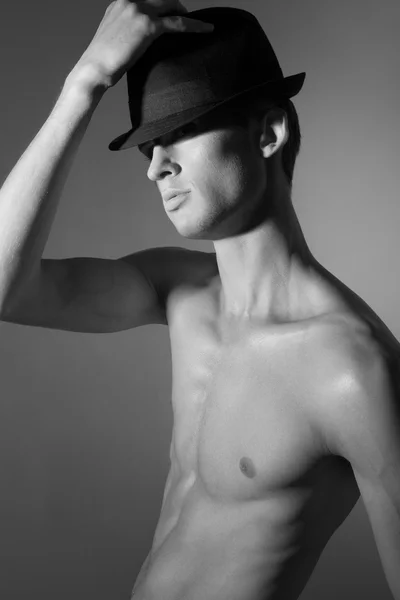 Élégant jeune homme au chapeau. Portrait noir et blanc — Photo