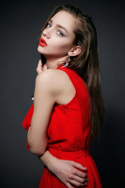 Sexy Frau im roten Kleid umarmt sich — Stockfoto