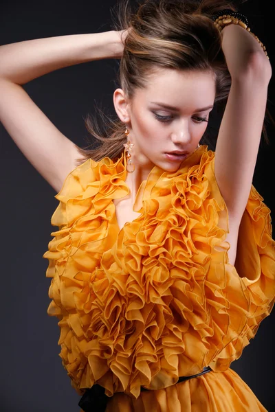 Mulher bonita em vestido amarelo olhando para baixo — Fotografia de Stock